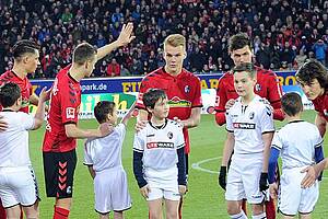 xelware Einlaufkinder mit den Spielern des SC Freiburg