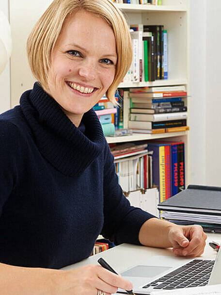 Foto steuerberater kundenstimmen cornelia altenburg 003 lexoffice rechnungsprogramm buchhaltungssoftware 1 810x608 c center