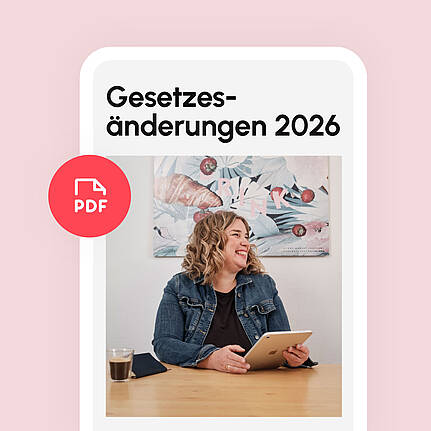 Das Bild zeigt eine Person an einem Tisch mit einem Tablet