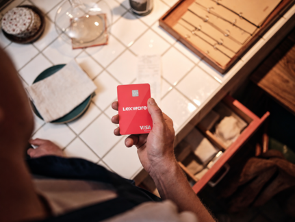 Bild von xelware: Eine Person h&auml;lt die Debit-Visa-Karte des xelware Gesch&auml;ftskontos in der Hand